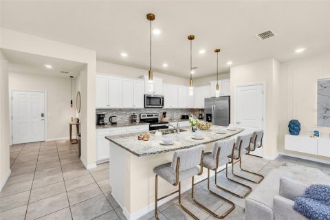 Touwnhouse à vendre à Davenport, Floride: 5 chambres, 212.1 m2 № 2330648 - photo 9
