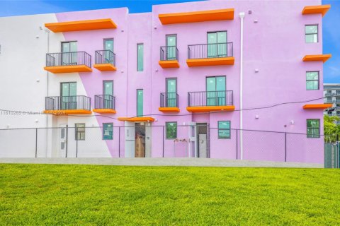 Commercial property in Miami, Florida № 1870050 - photo 1
