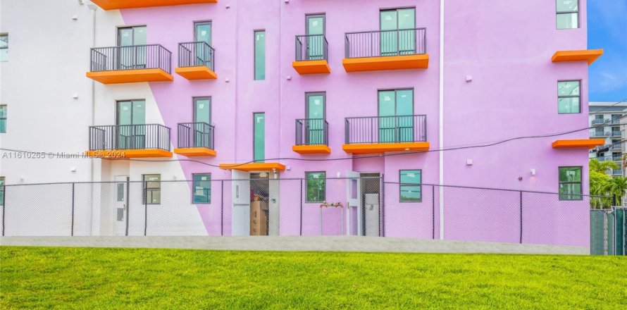 Commercial property in Miami, Florida № 1870050