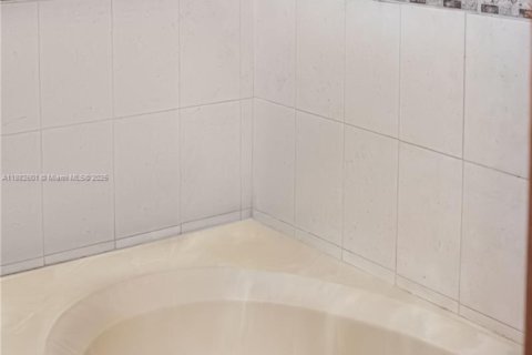 Villa ou maison à vendre à Miami Gardens, Floride: 5 chambres, 439.89 m2 № 1932244 - photo 4