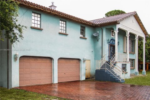 Villa ou maison à vendre à Miami Gardens, Floride: 5 chambres, 439.89 m2 № 1932244 - photo 1