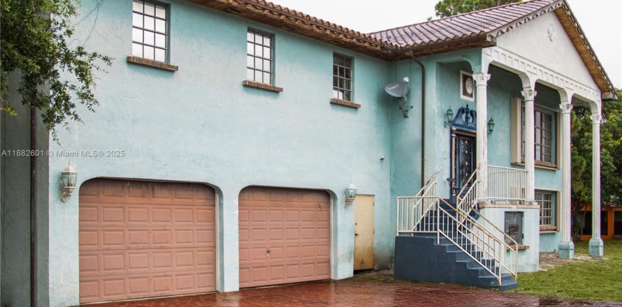 Villa ou maison à Miami Gardens, Floride 5 chambres, 439.89 m2 № 1932244