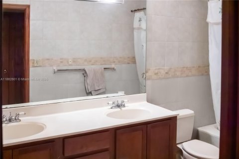 Villa ou maison à vendre à Miami Gardens, Floride: 5 chambres, 439.89 m2 № 1932244 - photo 5