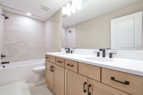 House in Zephyrhills, Florida 5 bedrooms, 448.72 sq.m. № 1634519 - photo 27