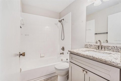 House in Tampa, Florida 3 bedrooms, 119.84 sq.m. № 1767322 - photo 27