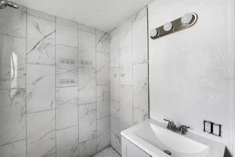 Commercial property in Saint Petersburg, Florida 4 bedrooms, 107.4 sq.m. № 2216264 - photo 17