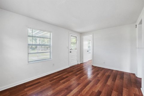 Commercial property in Saint Petersburg, Florida 4 bedrooms, 107.4 sq.m. № 2216264 - photo 9