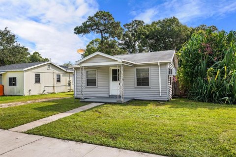Commercial property in Saint Petersburg, Florida 4 bedrooms, 107.4 sq.m. № 2216264