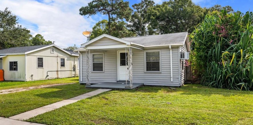 Commercial property in Saint Petersburg, Florida 4 bedrooms, 107.4 sq.m. № 2216264