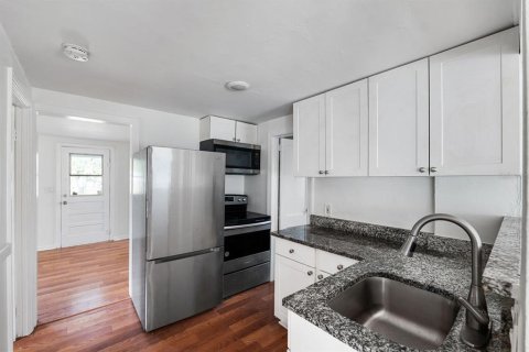 Commercial property in Saint Petersburg, Florida 4 bedrooms, 107.4 sq.m. № 2216264 - photo 15