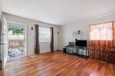 Commercial property in Saint Petersburg, Florida 4 bedrooms, 107.4 sq.m. № 2216264 - photo 29