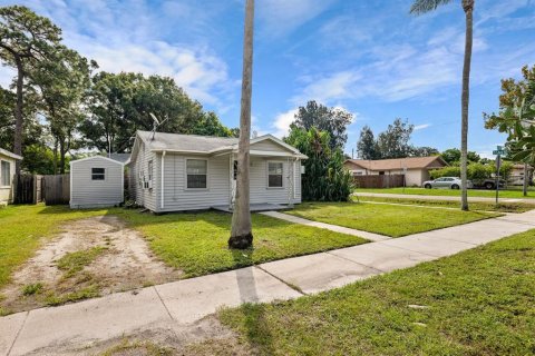 Commercial property in Saint Petersburg, Florida 4 bedrooms, 107.4 sq.m. № 2216264 - photo 3