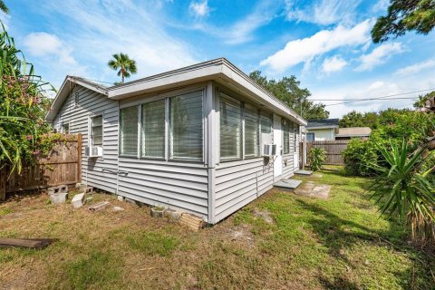 Commercial property in Saint Petersburg, Florida 4 bedrooms, 107.4 sq.m. № 2216264 - photo 23
