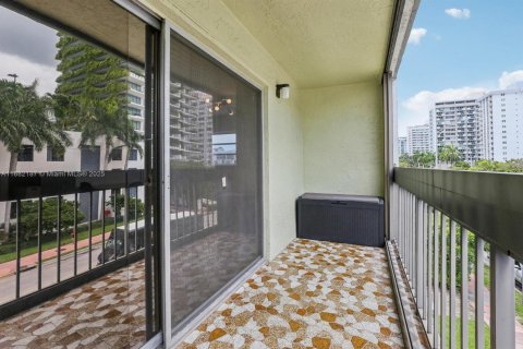 Condo in Miami Beach, Florida, 2 bedrooms  № 2039426 - photo 21