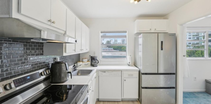 Condo in Miami Beach, Florida, 2 bedrooms  № 2039426