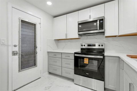 Condo in Plantation, Florida, 1 bedroom  № 2001531 - photo 17