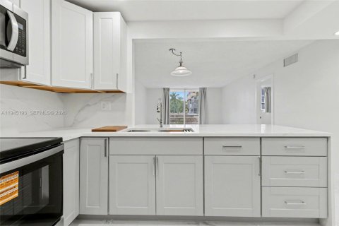 Condo in Plantation, Florida, 1 bedroom  № 2001531 - photo 15