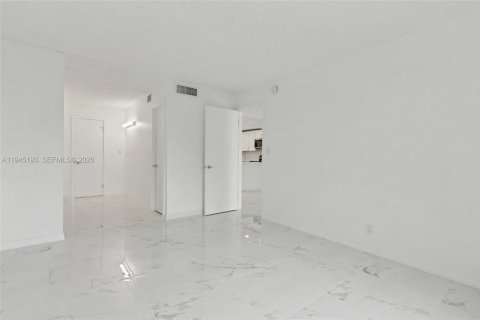 Condo in Plantation, Florida, 1 bedroom  № 2001531 - photo 9