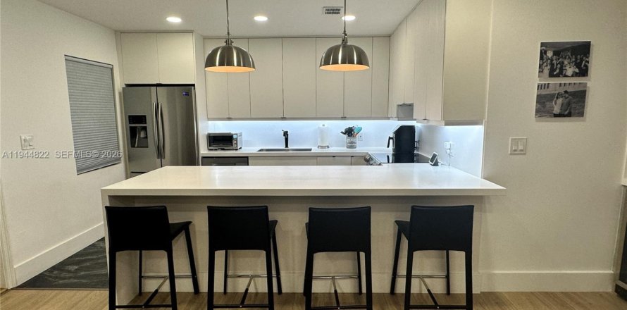 Condominio en Hollywood, Florida, 2 dormitorios  № 2060142