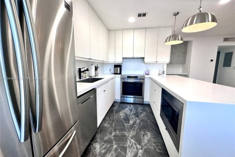 Condominio en alquiler en Hollywood, Florida, 2 dormitorios, 80.82 m2 № 2060142 - foto 2