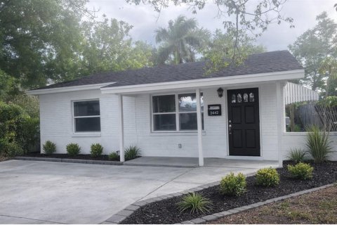 House in Saint Petersburg, Florida 3 bedrooms, 113.71 sq.m. № 2214718