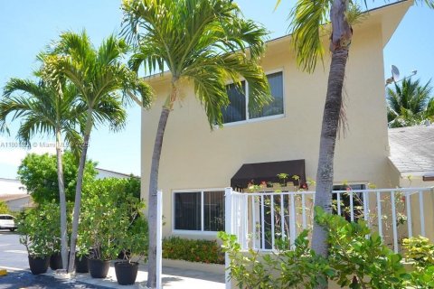 Touwnhouse à vendre à Miami, Floride: 3 chambres, 124.86 m2 № 1920946 - photo 1