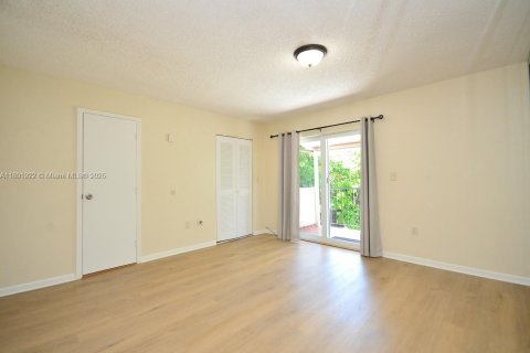 Touwnhouse à vendre à Miami, Floride: 3 chambres, 124.86 m2 № 1920946 - photo 11