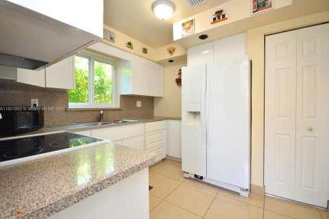 Touwnhouse à vendre à Miami, Floride: 3 chambres, 124.86 m2 № 1920946 - photo 7
