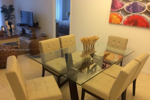 Condominio en venta en Surfside, Florida, 2 dormitorios, 139.35 m2 № 1892178 - foto 9
