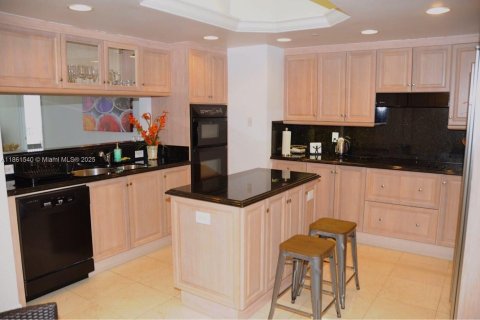 Condominio en venta en Surfside, Florida, 2 dormitorios, 139.35 m2 № 1892178 - foto 12