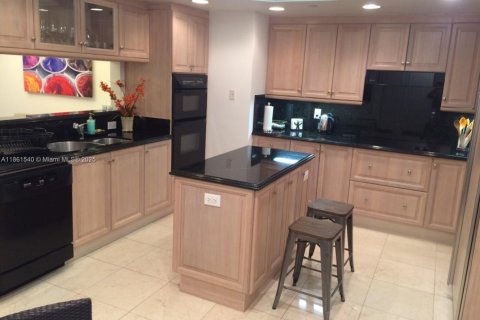 Condominio en venta en Surfside, Florida, 2 dormitorios, 139.35 m2 № 1892178 - foto 15
