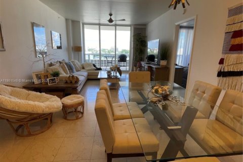 Condominio en venta en Surfside, Florida, 2 dormitorios, 139.35 m2 № 1892178 - foto 1