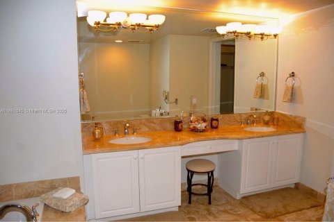 Condominio en venta en Surfside, Florida, 2 dormitorios, 139.35 m2 № 1892178 - foto 25