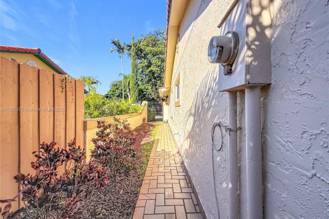 Casa en venta en Miami, Florida, 4 dormitorios, 160.63 m2 № 1952283 - foto 19