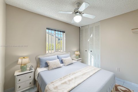 Casa en venta en Miami, Florida, 4 dormitorios, 160.63 m2 № 1952283 - foto 10