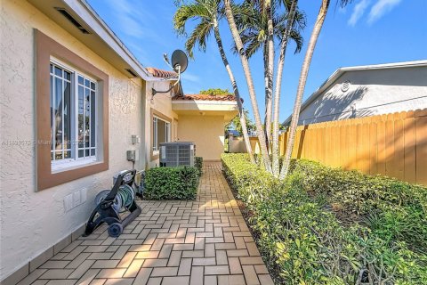 Casa en venta en Miami, Florida, 4 dormitorios, 160.63 m2 № 1952283 - foto 17