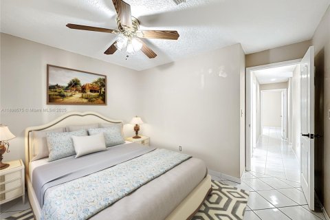 Casa en venta en Miami, Florida, 4 dormitorios, 160.63 m2 № 1952283 - foto 12