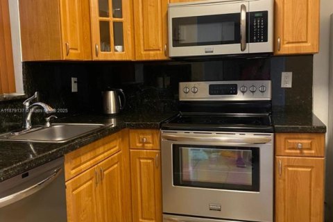 Condominio en alquiler en North Miami Beach, Florida, 1 dormitorio, 61.59 m2 № 1932810 - foto 2