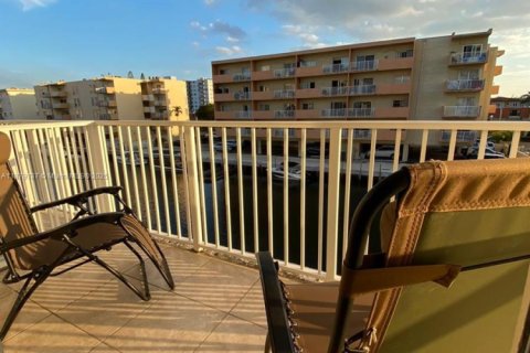 Condominio en alquiler en North Miami Beach, Florida, 1 dormitorio, 61.59 m2 № 1932810 - foto 9