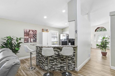 Villa ou maison à vendre à Tampa, Floride: 4 chambres, 261.98 m2 № 1899857 - photo 8