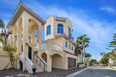 House in Saint Pete Beach, Florida 5 bedrooms, 564.01 sq.m. № 1900106 - photo 6