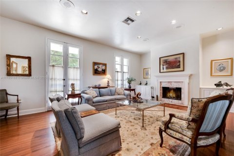 House in Coral Gables, Florida 3 bedrooms, 214.98 sq.m. № 1746244 - photo 3