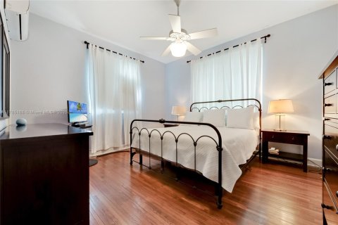 House in Coral Gables, Florida 3 bedrooms, 214.98 sq.m. № 1746244 - photo 8