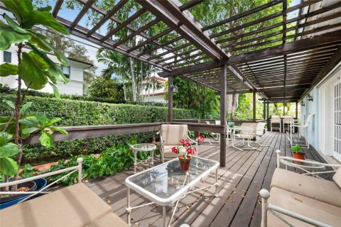 House in Coral Gables, Florida 3 bedrooms, 214.98 sq.m. № 1746244 - photo 13