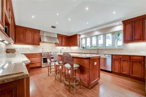 House in Coral Gables, Florida 3 bedrooms, 214.98 sq.m. № 1746244 - photo 7