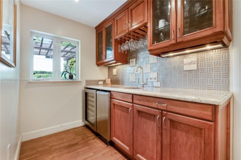 House in Coral Gables, Florida 3 bedrooms, 214.98 sq.m. № 1746244 - photo 6