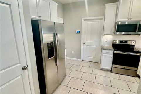 Townhouse in Brandon, Florida 3 bedrooms, 172.8 sq.m. № 2427631 - photo 4