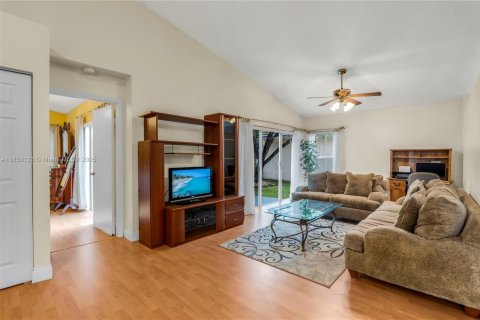 Villa ou maison à vendre à Pembroke Pines, Floride: 3 chambres, 137.5 m2 № 1896106 - photo 11