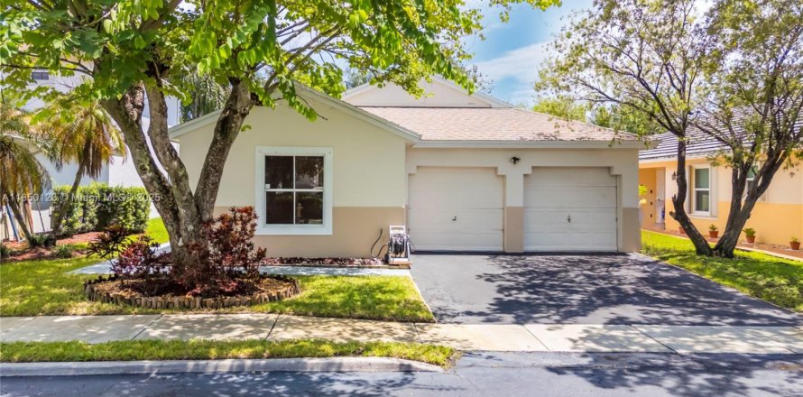 Villa ou maison à Pembroke Pines, Floride 3 chambres, 137.5 m2 № 1896106