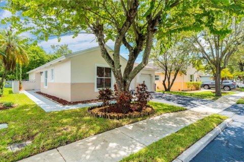 Villa ou maison à vendre à Pembroke Pines, Floride: 3 chambres, 137.5 m2 № 1896106 - photo 29